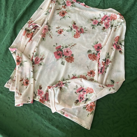 Mesh long sleeve top fit from small to large - Picture 3 of 7